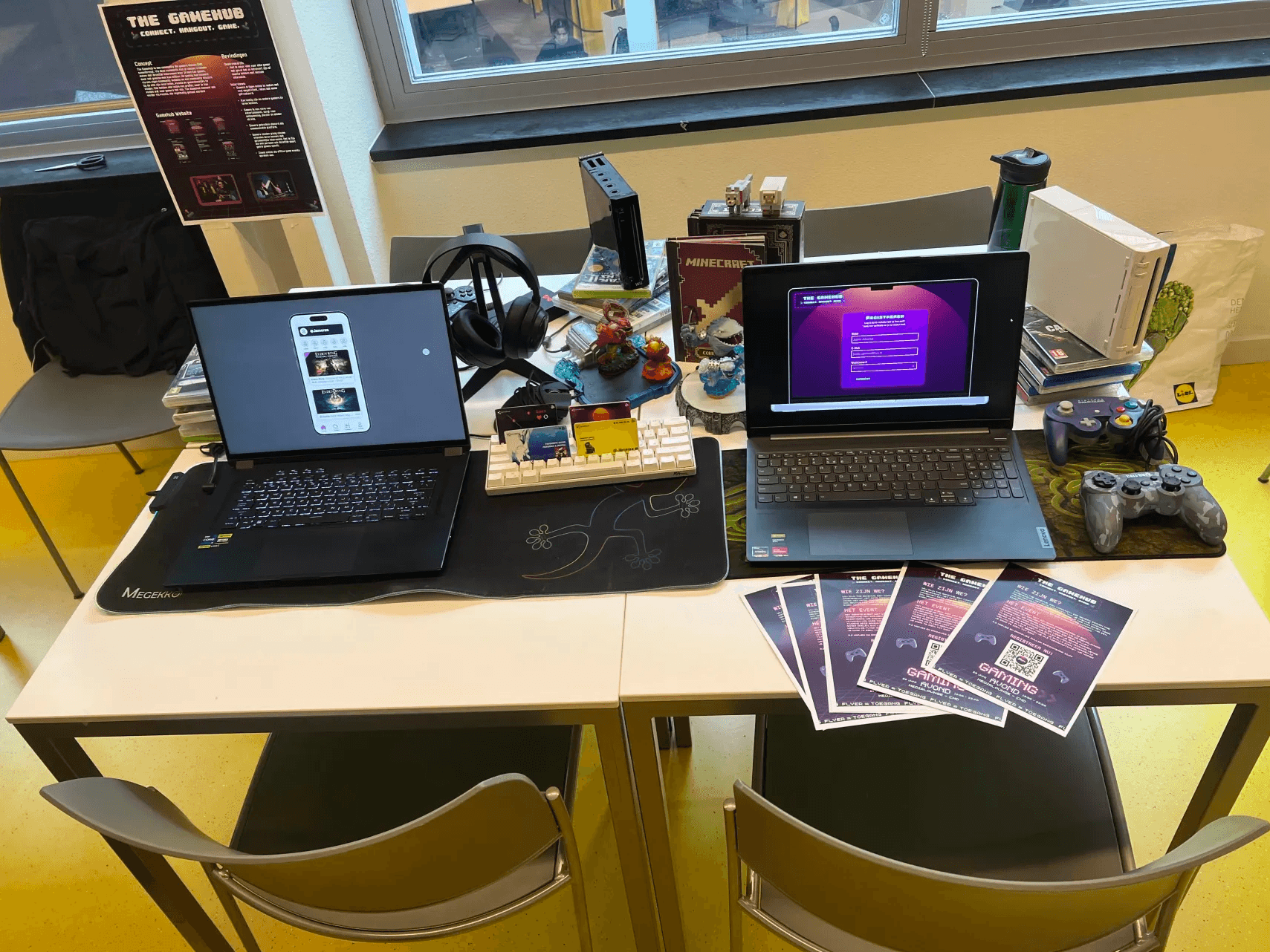 Exposition display with NFC profile card